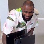 LeBron James ganha PlayStation 5 personalizado e se impressiona: 'Meu Deus!'