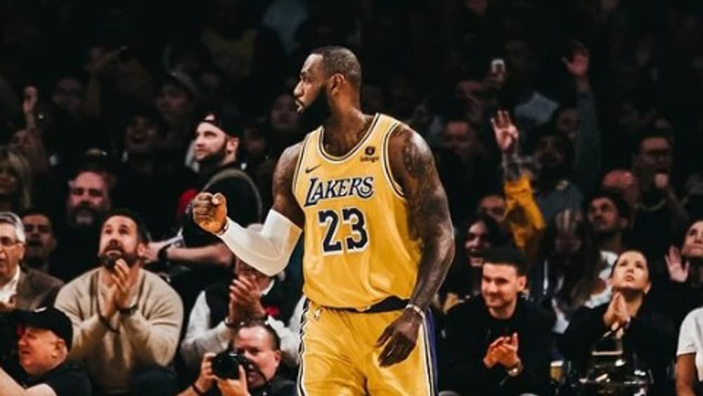 LeBron faz 32 pontos e decide vitória dos Lakers contra os Suns na Copa NBA