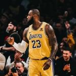 LeBron faz 32 pontos e decide vitória dos Lakers contra os Suns na Copa NBA