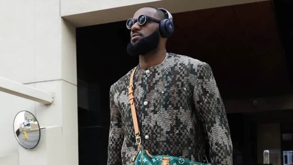 LeBron James, astro do Lakers, ostenta visual de R$ 140 mil na abertura da NBA