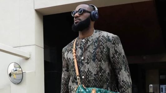 LeBron ostenta R$ 140 mil em roupas