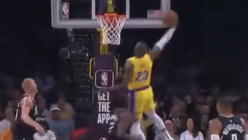 LeBron perde sapato, calça rapidamente e pontua para os Lakers; veja lance