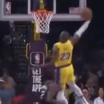 LeBron perde sapato, calça rapidamente e pontua para os Lakers; veja lance