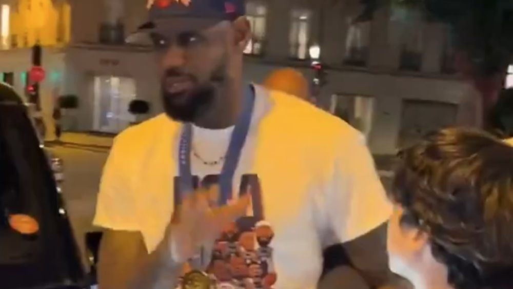 LeBron James dá 'dura' em garoto que pedia foto antes de festa em Paris