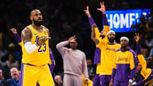 LeBron James comemora cesta de três pontos pelos Lakers na temporada 2024/2025 da NBA