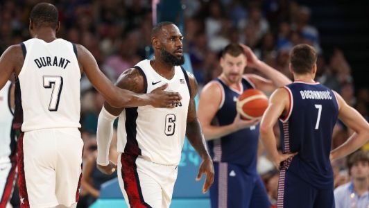Kevin Durant e LeBron James em ação pelos EUA contra a Sérvia de Nikola Jokic e Bogdan Bogdanovic em Paris 2024