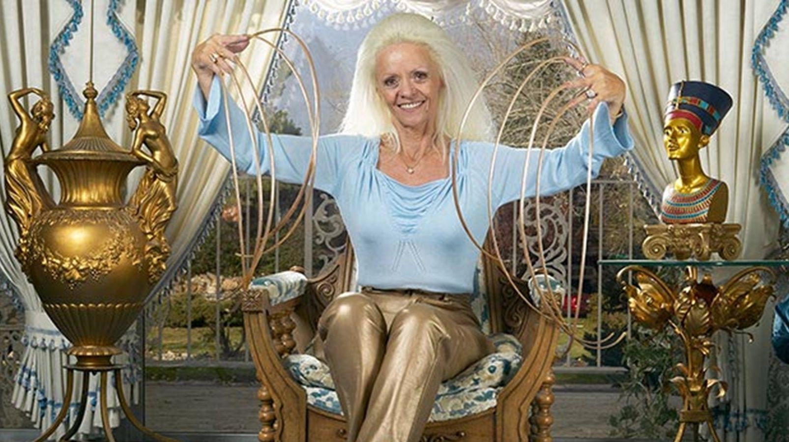 Morre Lee Redmond, mulher com as unhas mais longas do mundo, aos 82 anos
