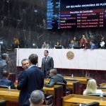 Com rombo de R$ 6 bi, deputados aprovam bases do orçamento de Minas para 2024
