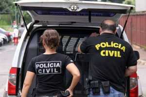 Mulher pisca os olhos para confirmar agressões do ex em hospital em Manaus