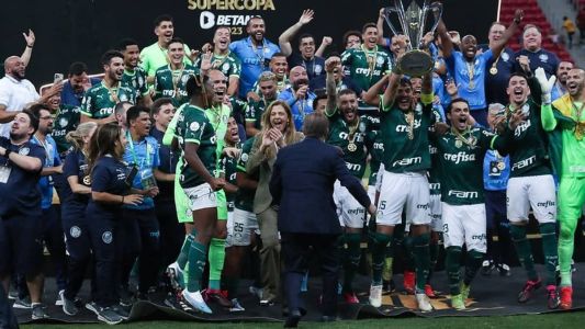 Leila Pereira comemora título da Supercopa com o elenco do Palmeiras, em Brasília