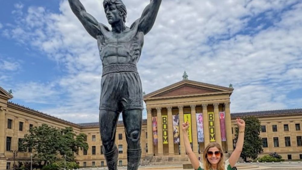 Leila posa em frente à estátua de Rocky após classificação do Palmeiras no Mundial