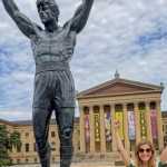 Leila posa em frente à estátua de Rocky após classificação do Palmeiras no Mundial