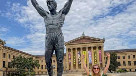 Leila Pereira em frente à estatua de Rocky Balboa na Filadélfia em 29 de junho de 2025