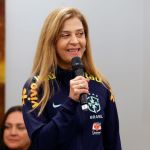 Leila Pereira passa por trote na Seleção e canta Roberto Carlos; veja o vídeo