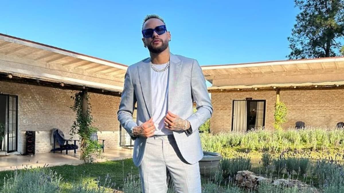 Tênis com Ronaldo, troféu de Messi e camisa de Pelé: os itens do leilão de Neymar