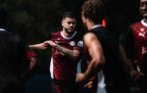 Rômulo, reforço do RB Leipzig para 2025/2026, durante treino para jogo da Copa da Alemanha