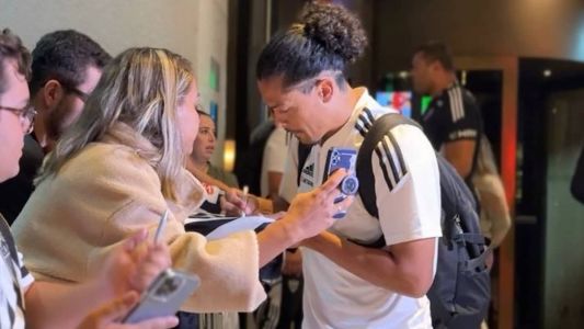 Lemos parou para autógrafos e fotos na chegada a Curitiba