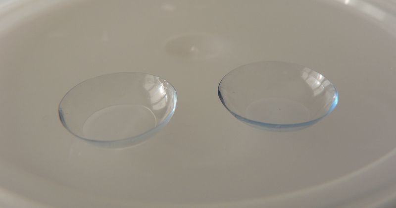 Setembro Safira: médico alerta para os principais erros ao usar lentes de contato