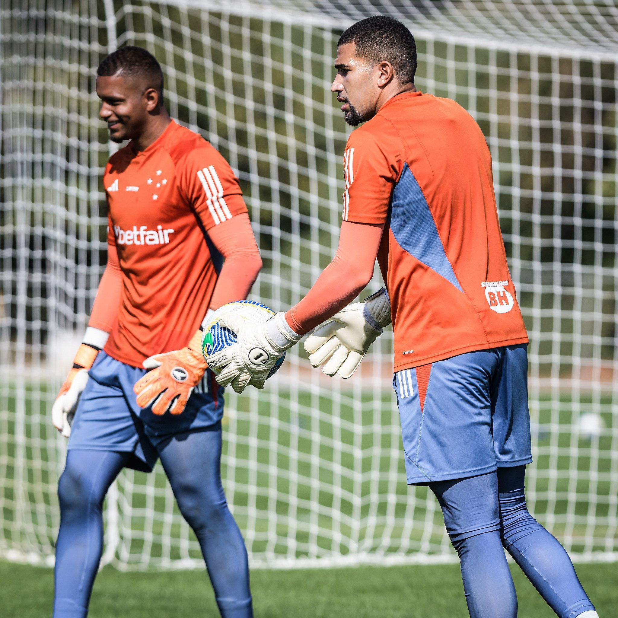 Cruzeiro renova contrato e aumenta salário de goleiro; saiba detalhes