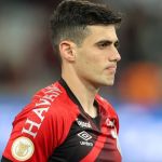 Jogador do Athletico-PR assina camisa de Cittadini, alvo de Cruzeiro e Vasco