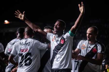 Léo comemora gol marcado