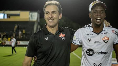 Léo Condé (E), técnico do Vitória