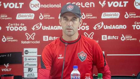 Léo Condé fez mistério na escalação do Vitória