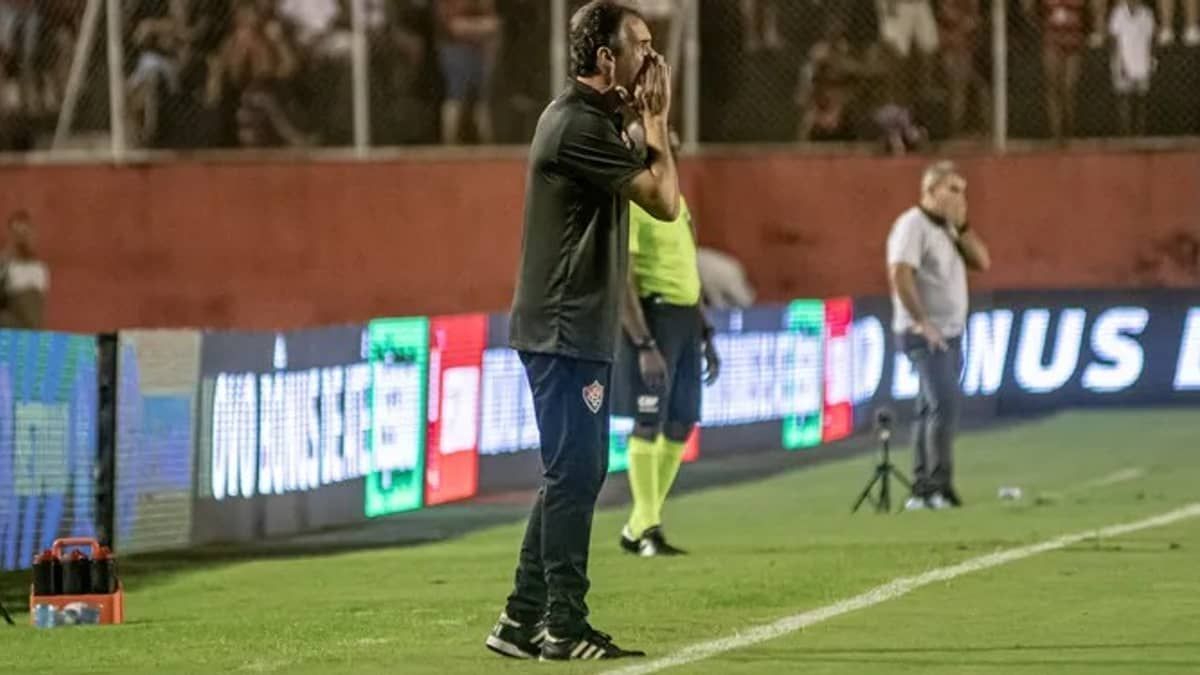Vitória deixa liderança da Série B após 9 rodadas e técnico analisa: 'Caímos na parte física'