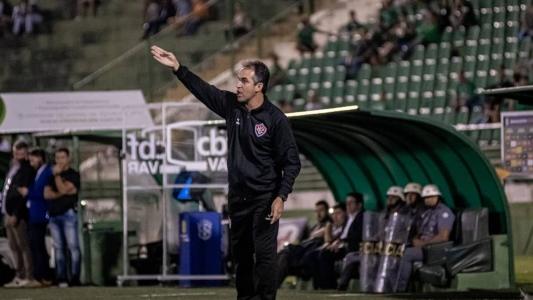 Léo Condé, técnico do Vitória, admitiu momento ruim do time