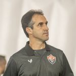 Léo Condé celebra variação tática no Vitória: 'As equipes se estudam muito'