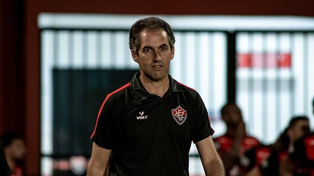 Léo Condé avalia primeira derrota do Vitória na Série B: 'Serve de alerta'