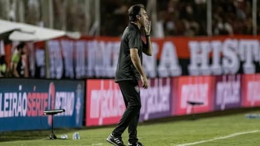 Léo Condé, técnico do Vitória, no jogo contra o Juventude