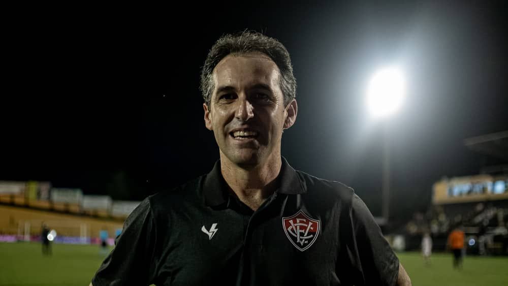 Campeão da Série B, Léo Condé relembra 'jogos pontuais' da campanha do Vitória