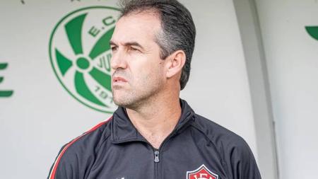 Léo Condé, técnico do Vitória