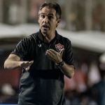 Líder da Série B, Condé lida com críticas no Vitória: 'Não influencia meu trabalho'