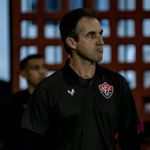 Vitória encaminha renovação com técnico Léo Condé por uma temporada