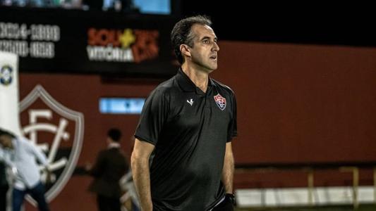 Léo Condé, técnico do Vitória, terá que lidar com ausências contra o Sport