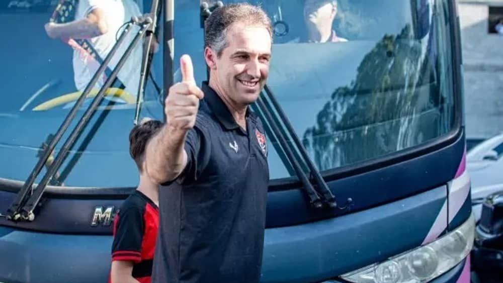 Condé admite desejo de renovar com o Vitória: “Treinador sempre quer continuidade'