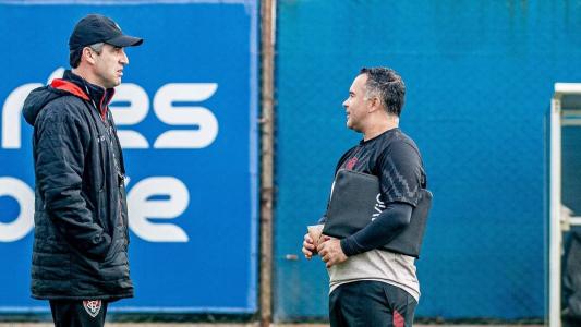 Léo Condé, técnico do Vitória, conversa com o seu auxiliar