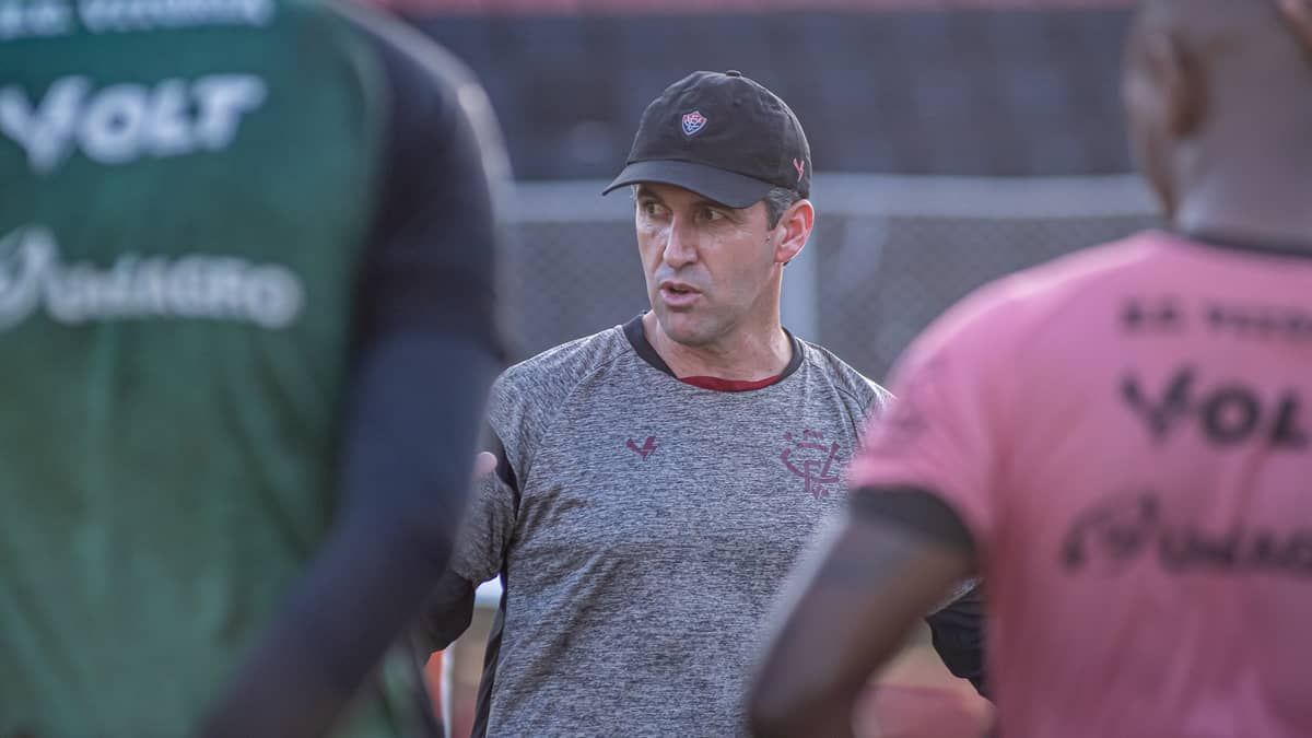 Em treino tático, técnico do Vitória realiza teste com Railan entre titulares