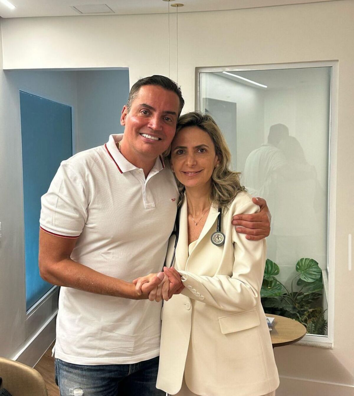 Leo Dias recebe alta hospitalar e detalha quadro clínico em carta aberta