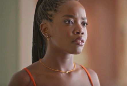 Leo é interpretada pela atriz Clara Moneke