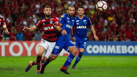 Léo Duarte e Barcos em disputa de bola entre Flamengo x Cruzeiro, no Maracanã