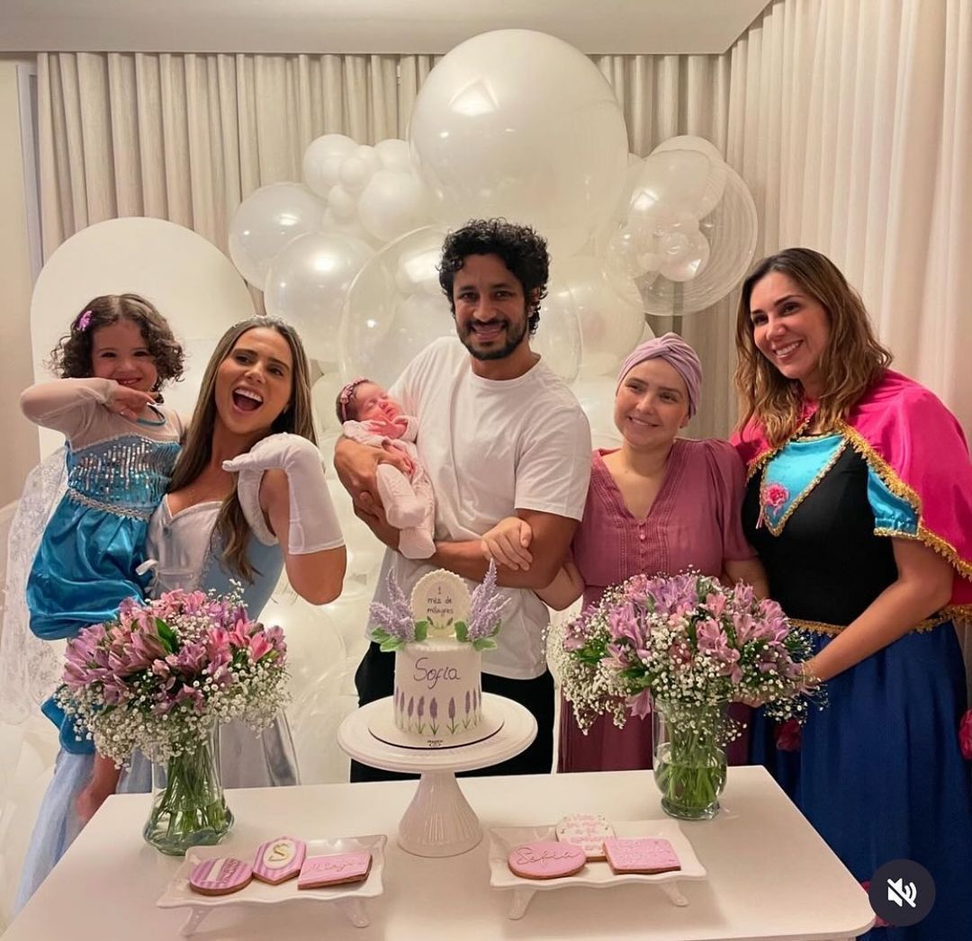 Famílias de Fábio e Moreno fazem surpresa para esposa de Leo, ex-Cruzeiro; veja