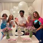 Famílias de Fábio e Moreno fazem surpresa para esposa de Leo, ex-Cruzeiro; veja