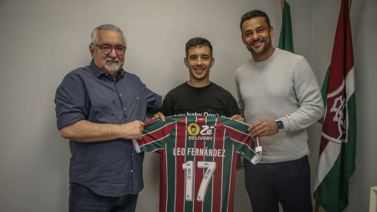 Leo Fernández, ao centro, novo reforço do Fluminense;