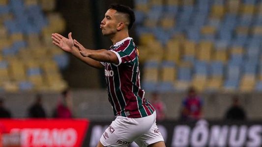 Leo Fernández comemora gol de falta marcado contra o Cruzeiro, no Maracanã