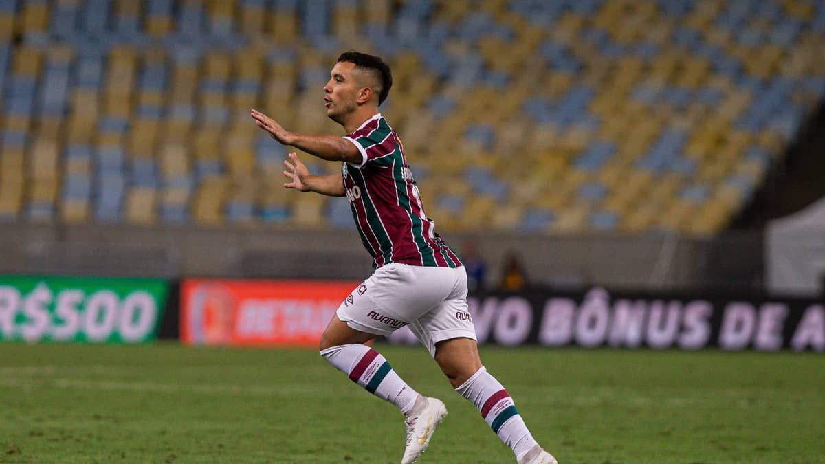 Leo Fernández quebra jejum de gols de falta do Fluminense e vira opção para Diniz