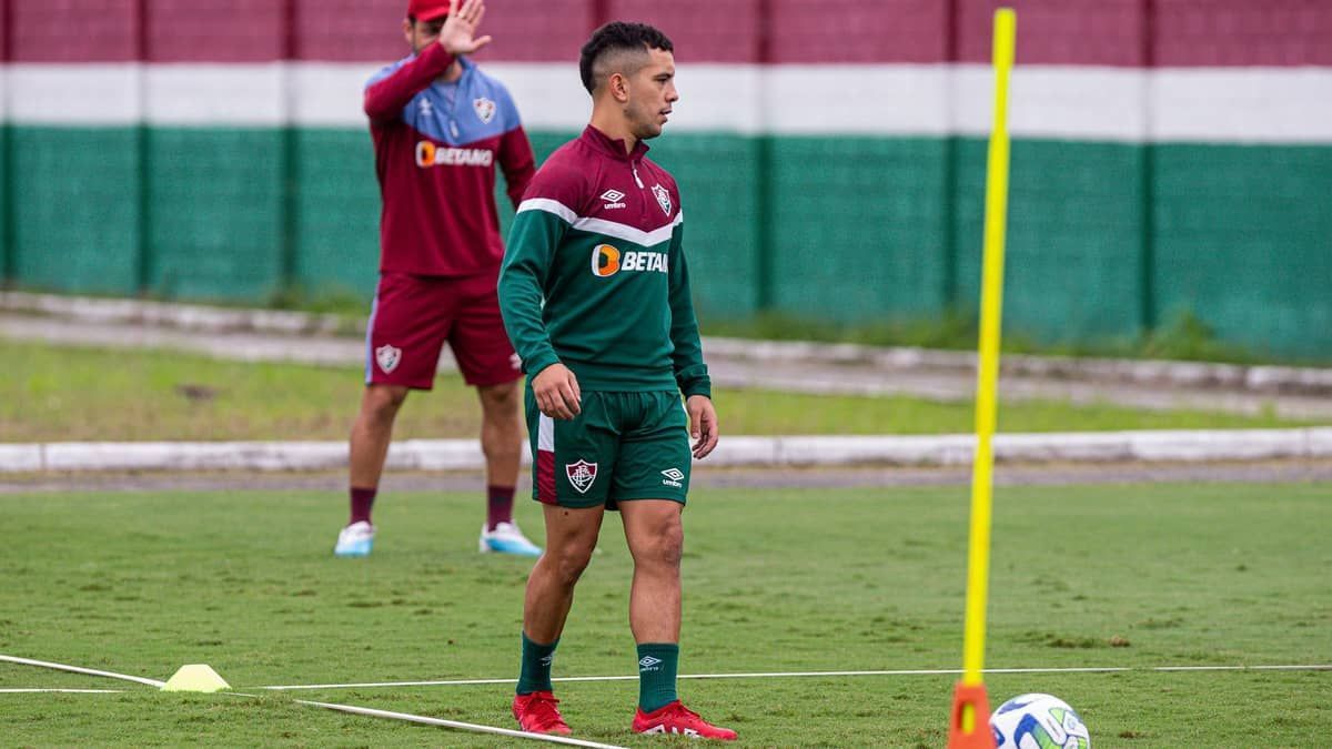 Leo Fernández treina e vira opção do Fluminense para o clássico contra o Vasco