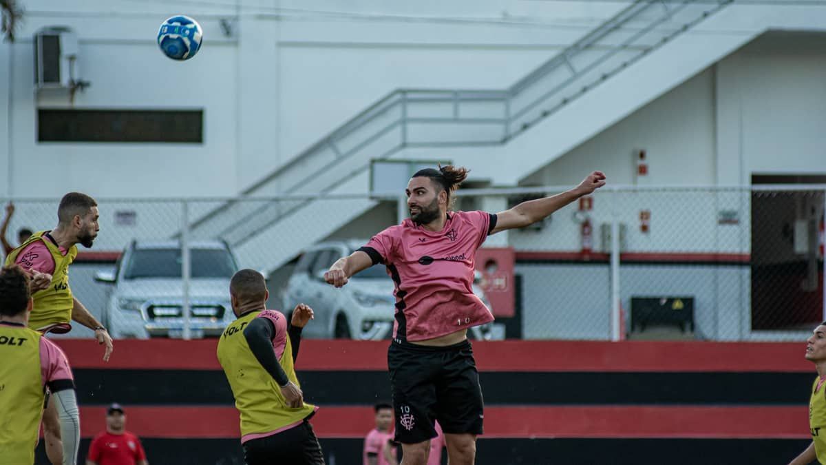 Léo Gamalho se recupera de cirurgia e reforça o Vitória contra o Guarani